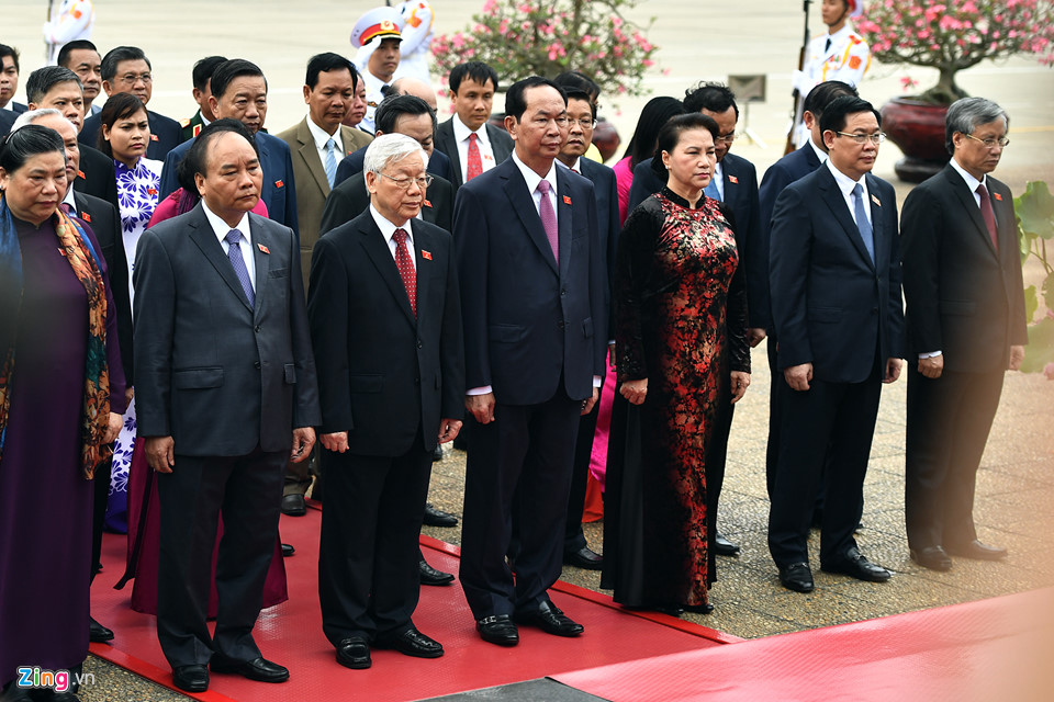 Đại biểu QH viếng Chủ tịch Hồ Chí Minh ngày khai mạc kỳ họp thứ 5